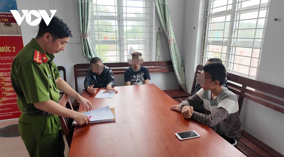 Nhóm thiếu niên mang hung khí tụ tập giữa đêm để đánh nhau